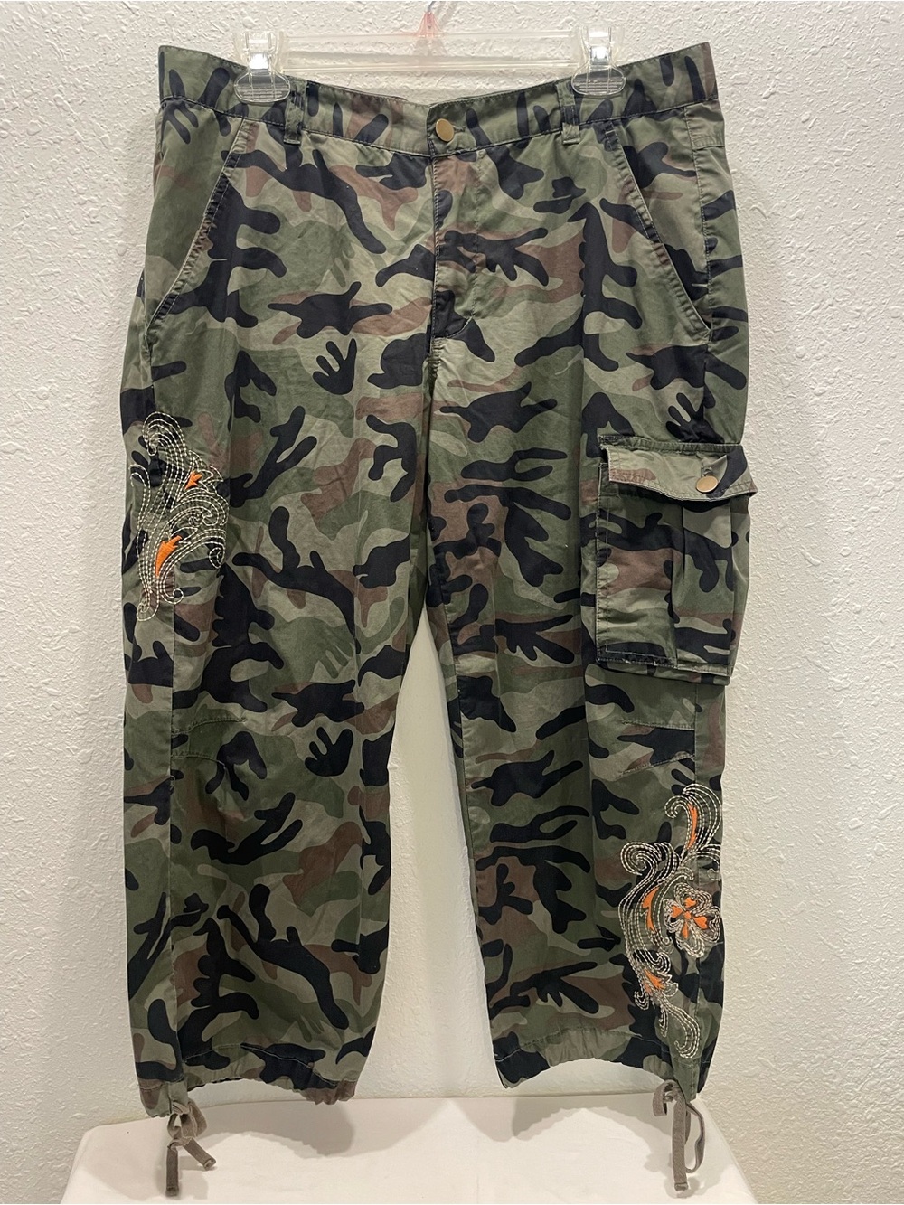 Embroidered Camo Cargo Cropped Jeans - Green